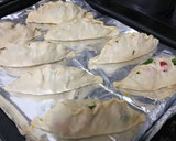 Foto del paso 5 de la receta: Empanadas al horno con albahaca, mozzarella y cherry