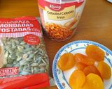 Foto del paso 5 de la receta: Pan de espelta con pipas de calabaza, cebolla frita y orejones