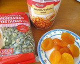 Foto del paso 5 de la receta: Pan de espelta con pipas de calabaza, cebolla frita y orejones