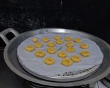 Foto langkah ke 5 dari resep Thumprint strawbery cheese cookies (tanpa oven & mixer).