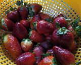 Foto del paso 3 de la receta: Postre en copa de frutillas 🍓 y crema Chantilly