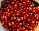 Hình bước làm 1 của món Chè Khúc Bạch trộn từ hoa đậu biếc và hạt lựu