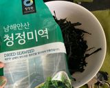 Hình bước làm 1 của món Canh rong biển với tôm, đậu hũ non