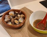 Foto del paso 5 de la receta: Almejas al Vapor con Vinagreta Templada de Chalota al Jerez y Cilantro