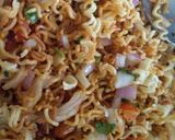 A picture of step 4 of Maggi Bhel.