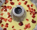 صورة لخطوة 2 من وصفة كيكة الزبادي بقطع الفراوله🍓🍓🍓