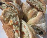 Foto del paso 8 de la receta: 🥖PAN RÚSTICO🥖 CASERO🤩 RELLENO CON ALBAHACA FRESCA🌿Y AJO🧄 // CEBOLLA🧅 Y AJÍ🌶