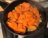 Une image de l'étape 7 de Carottes à l'orange, miel, épices et oignon de roscoff.