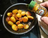 Foto del passaggio 3 della ricetta Indivia alla griglia, con gorgonzola e olio di rosmarino. Accanto a loro, patate alla curcuma!