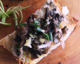 A picture of step 4 of Garlic bread with Mushrooms.