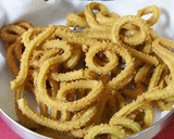 முறுக்கு ஒரு புது விதம் (Murukku recipe in tamil) ரெசிபி ஸ்டேப் 4 புகைப்படம்