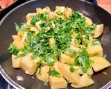 Une image de l'étape 2 de Pommes de terre sautées au persil.