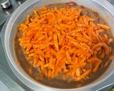 Une image de l'étape 20 de Poulet aux cacahuètes, carottes, tomates et épices.