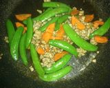 รูปขั้นตอนการทำที่ 3 ของ ถั่วลันเตาผัดหมูสับ สูตร low sodium : อาหารลดน้ำหนัก