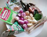 Foto langkah ke 2 dari resep Tumis ayam *isian Pao,lemper,semar mendem,lumpia,panada pastel*.