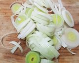 Foto del paso 1 de la receta: Sopa cremosa de calabacitas con poro