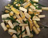 Foto langkah ke 4 dari resep Tahu Kuning Ca Kucai.