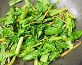Hình bước làm 2 của món Cải bẹ xanh xào sả