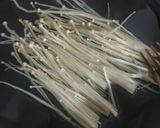Foto langkah ke 3 dari resep Jamur Enoki Crispy #638.