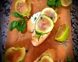 Une image de l'étape 1 de Bruschetta des figues au fromage feta et au miel du figue.