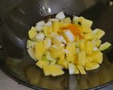 आलू लौकी की सब्जी (Aloo lauki ki sabzi recipe in Hindi) रेसिपी चरण 2 फोटो