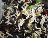 Foto langkah ke 4 dari resep Jamur Kuping Tumis Toge.