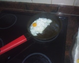 Foto del paso 3 de la receta: Huevos fritos con papas y chorizo