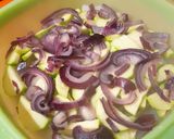 Foto del paso 3 de la receta Tortilla de calabacín y cebolla morada, jugosa y ligera