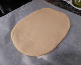 Foto del paso 2 de la receta: Coca de Sant Joan de crema, piñones y frutas confitadas