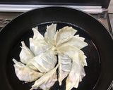 Foto langkah ke 3 dari resep Gyoza (Fried Dumplings).