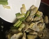 Foto del paso 4 de la receta: Alcachofas salteadas con langostinos