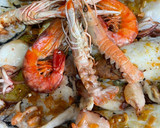 Foto del paso 4 de la receta: Merluza al horno con chipirones 🦑 patatas, mejillones y almejas