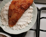 Foto del paso 3 de la receta: Huachinango en salsa de harissa y rosas