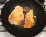 Foto del paso 4 de la receta: Milanesas de pollo bañadas en salsa de champiñones y chipotle