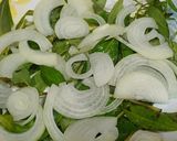 Hình bước làm 2 của món Mực hấp hành tây rau răm