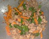 รูปขั้นตอนการทำที่ 4 ของ ผัดกะเพราไก่หมักพริกแห้ง