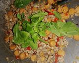 รูปขั้นตอนการทำที่ 5 ของ ผัดกระเพราหมูสับลูกชิ้นไก่