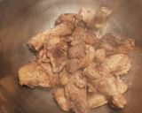 Foto del paso 9 de la receta: Menudillos de pollo, en salsa de higadillos y cuñas de patatas fritas