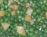 A picture of step 2 of Fry Matar Aloo.