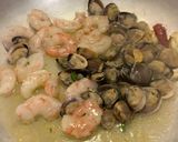 Foto del passaggio 2 della ricetta Orecchiette gamberi vongole asparagi