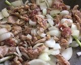 รูปขั้นตอนการทำที่ 2 ของ “ผัดพริกอ่อนหมูหมักตับสด”