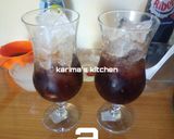 A picture of step 3 of Pink Layered ribena mocktail.