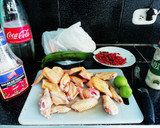 Foto del paso 1 de la receta: Alitas bbq con pataconas y papá salada
