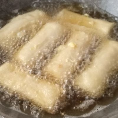 Uyda külotlarda dumba Brunette tez boshashadi