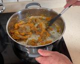 Foto del paso 4 de la receta: Rape en salsa de zanahorias, langostinos y arándanos