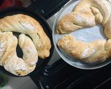Foto del paso 7 de la receta: 🥖PAN RÚSTICO🥖 CASERO🤩 RELLENO CON ALBAHACA FRESCA🌿Y AJO🧄 // CEBOLLA🧅 Y AJÍ🌶