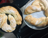 Foto del paso 7 de la receta: 🥖PAN RÚSTICO🥖 CASERO🤩 RELLENO CON ALBAHACA FRESCA🌿Y AJO🧄 // CEBOLLA🧅 Y AJÍ🌶