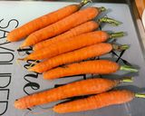 Une image de l'étape 1 de Carottes fanes confites au miel sauce ricotta, skyr et coriandre.