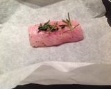 Foto del passaggio 6 della ricetta Salmone con scarola liquida e pesca marinata al lime