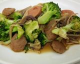 Foto langkah ke 8 dari resep Tumis brokoli dan jamur enoki.